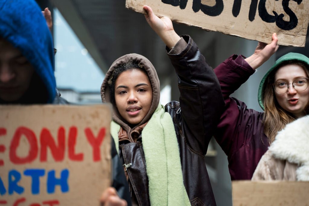 Une foule de citoyens manifestant dans la rue pour la défense du pouvoir d'achat et contre l'austérité.
