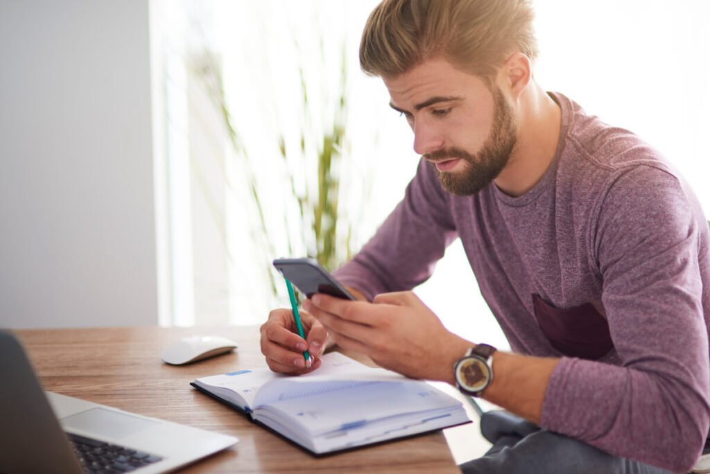 Solde à venir sur votre compte bancaire : qu'est-ce que ça signifie ? 8 Une personne regardant le solde de ses comptes sur l'écran de son smartphone.