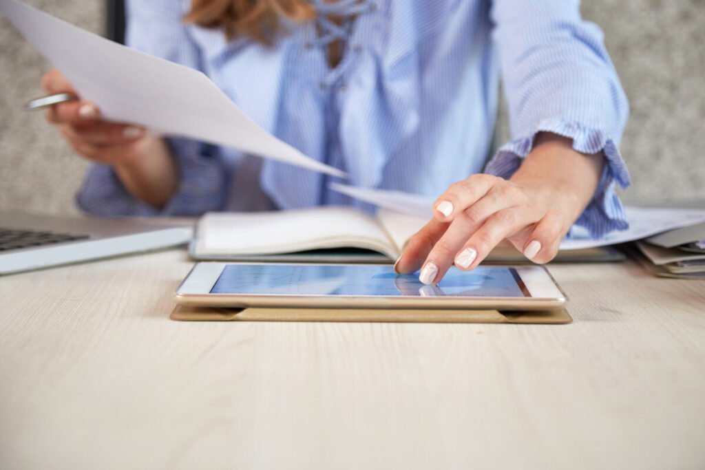 Prélèvement "PPG N LAB" sur votre relevé : c'est quoi ? 3 Un formulaire de désabonnement et de résiliation de contrat affiché sur un écran de tablette.