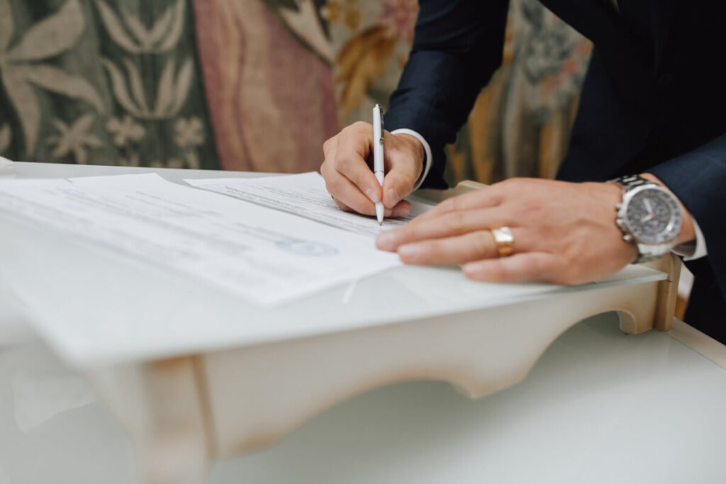 Signature officielle des statuts d'une association loi 1901 autour d'une table.