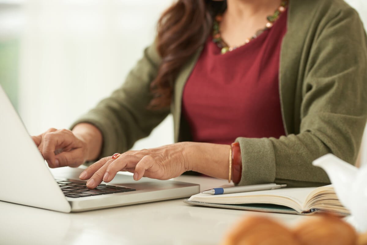 Une personne effectuant sa déclaration mensuelle sur le site de France Travail sur son ordinateur.