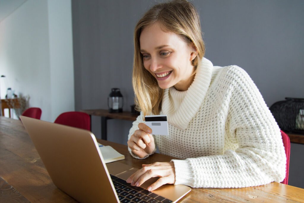 Donner les 4 derniers chiffres de sa carte bancaire : est-ce risqué ? 3 Un internaute effectuant un paiement en ligne sécurisé sur un site de e-commerce.