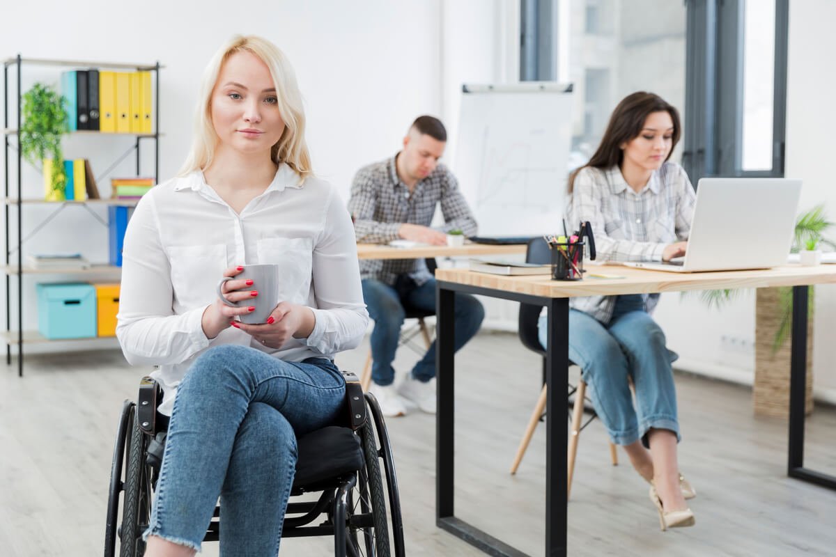 Une travailleuse en situation de handicap en entretien d'orientation professionnelle avec une conseillère.