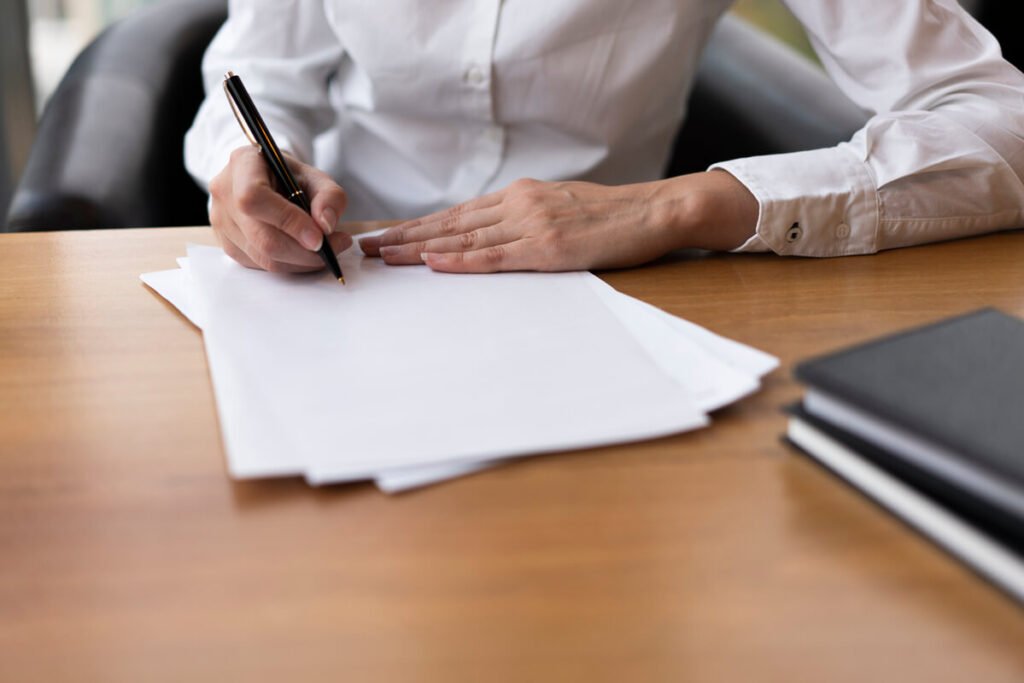 Une lettre officielle d'avertissement administratif posée sur une table de bureau.