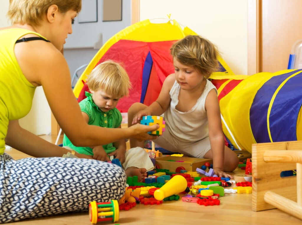 Des enfants jouant dans une structure d'accueil de la petite enfance.