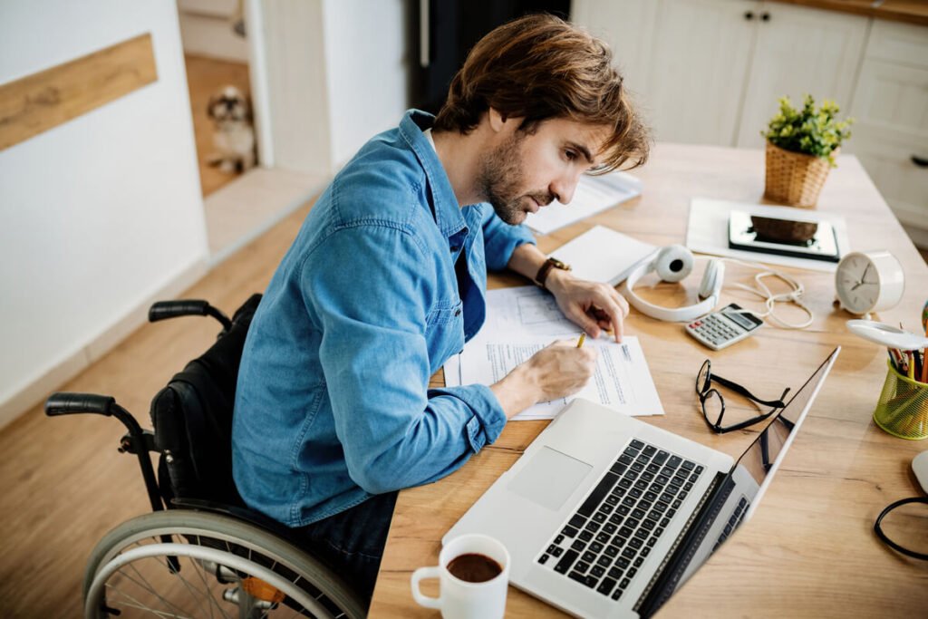 Cap Emploi ne sert à rien ? Ce que disent les chiffres et les alternatives 3 Un dossier de demande de reconnaissance de la qualité de travailleur handicapé posé sur une table à la maison.