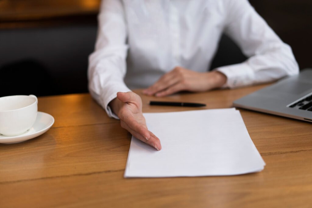 Une lettre d'avertissement administratif posée sur une table de bureau.