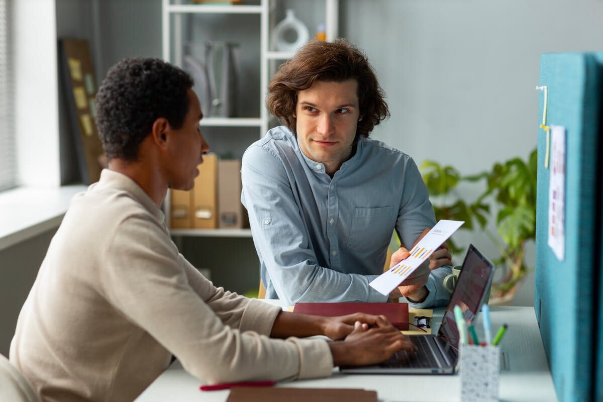 Un demandeur d'emploi en entretien individuel avec son conseiller pour planifier une action d'accompagnement.