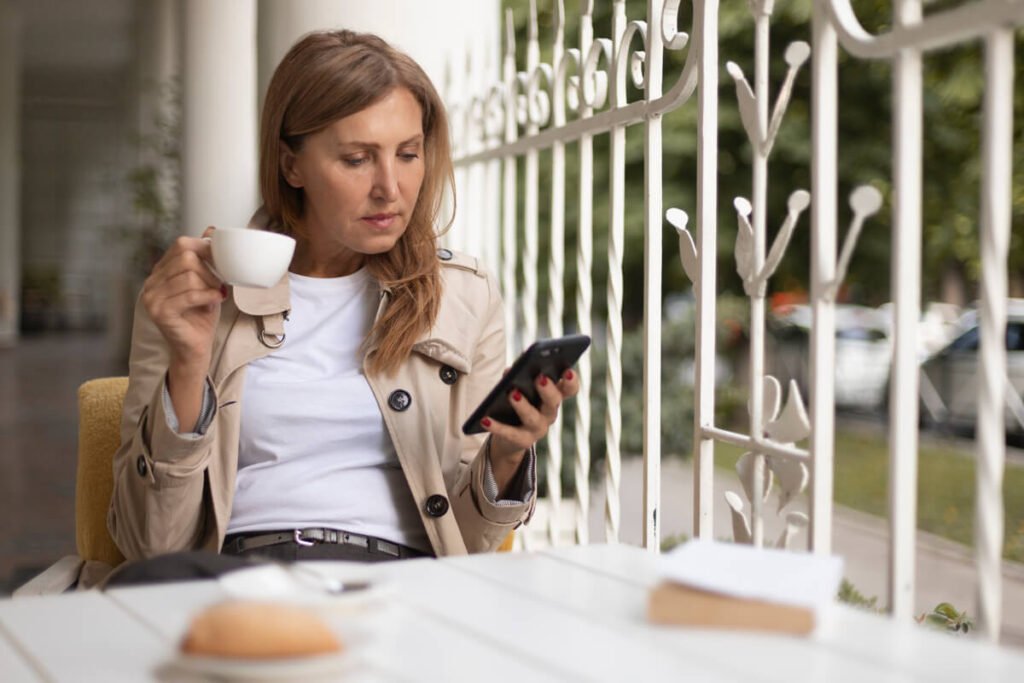 Une personne analysant les lignes de dépenses sur son application bancaire mobile.