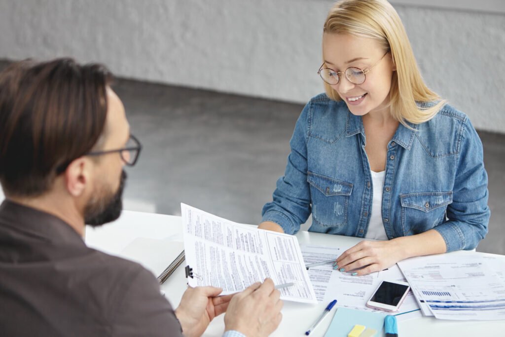 Une personne signant son contrat d'engagement réciproque pour la recherche d'un emploi.