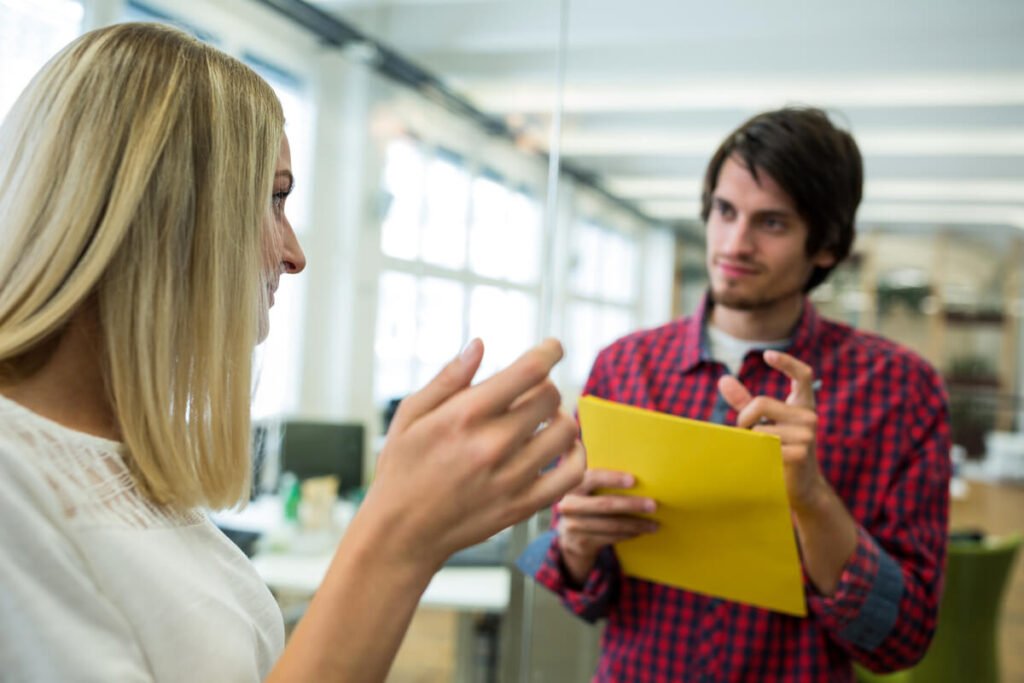 Un demandeur d'emploi découvrant un métier en observant le travail d'un salarié en entreprise.