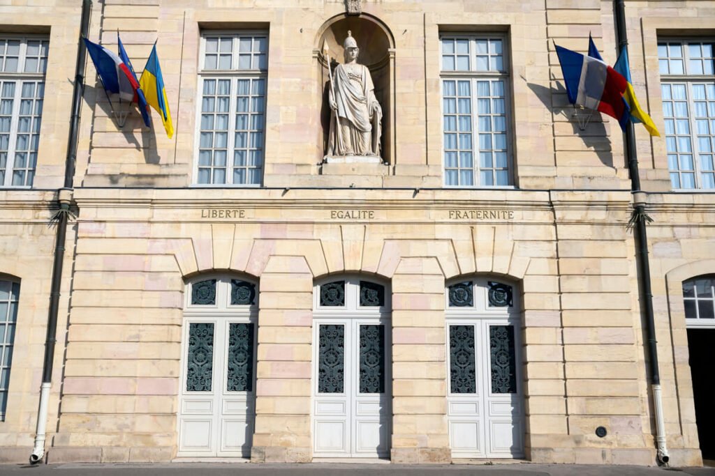 La façade d'un tribunal administratif français, symbole des recours contre les décisions publiques.