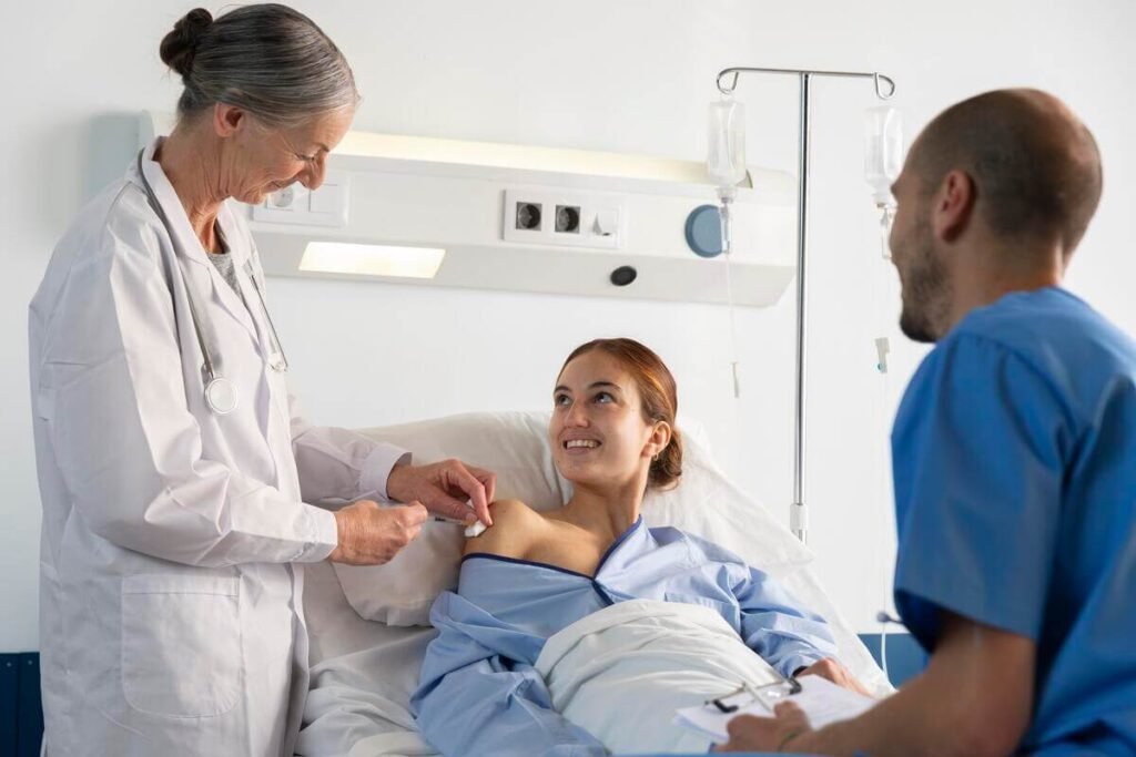 Une professionnelle de santé dispensant des soins à un patient en chambre.