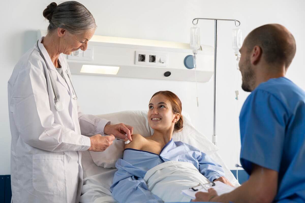 Une professionnelle de santé dispensant des soins à un patient en chambre.