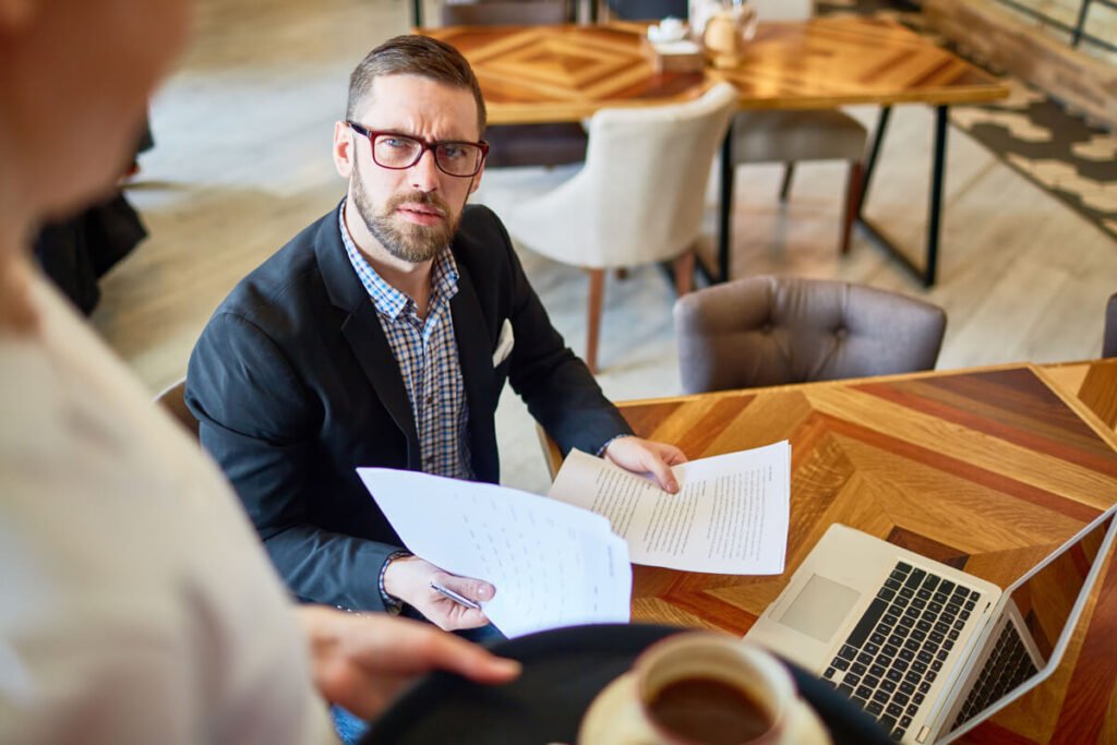 J'ai gagné aux Prud'hommes mais l'employeur fait appel : que faire ? 4 Consultation chez un avocat en droit du travail pour préparer une audience en Cour d'appel.
