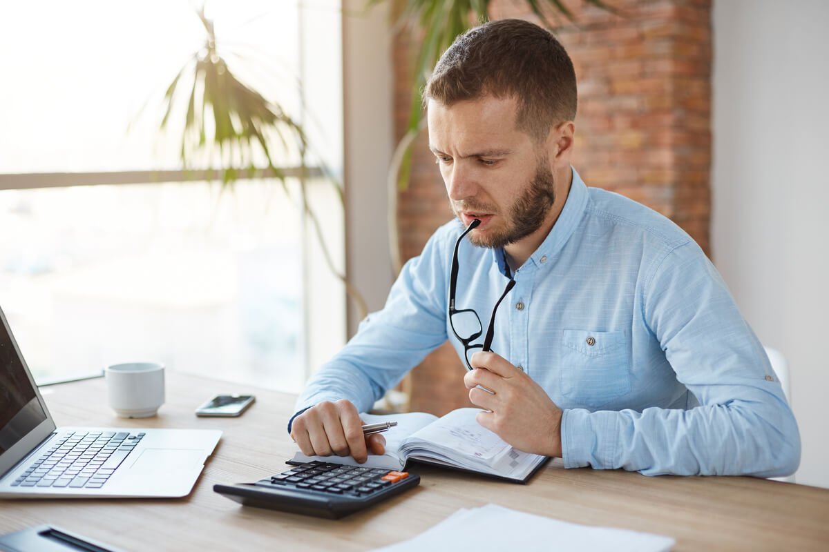 Salarié comparant son décompte CPAM et la ligne d'indemnités sur sa fiche de paie.