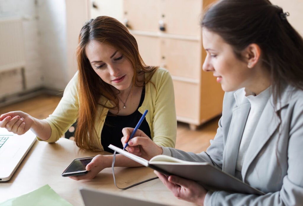 Consultation des modules de formation IFAS pour devenir aide-soignante.