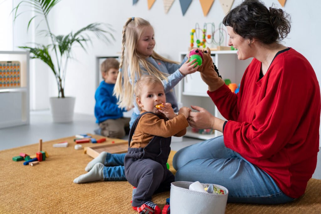 Formation EJE en 1 an : conditions, passerelles et VAE 3 Une EJE proposant un atelier d'éveil sensoriel à des enfants en crèche.