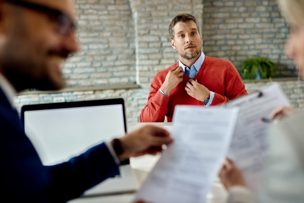 Un salarié en contrat de sécurisation professionnelle lors d'un entretien de suivi.