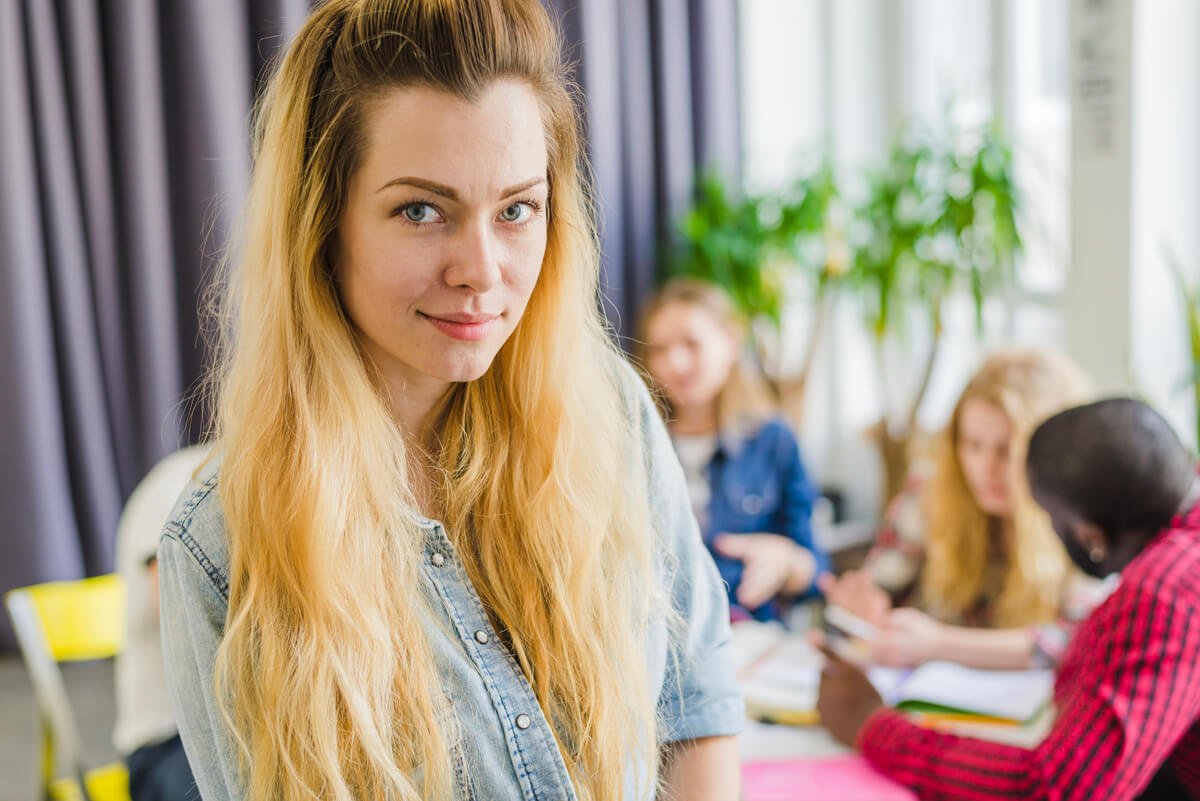 Une étudiante en formation d'éducateur de jeunes enfants en cours théorique.