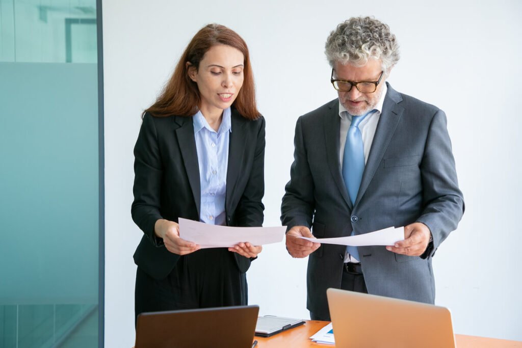 Détail des honoraires d'avocat et des frais d'huissier pour une procédure d'urgence.