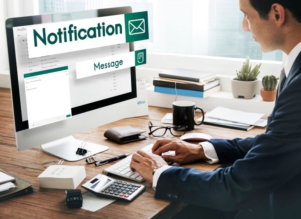 Écran d'ordinateur affichant un e-mail officiel portant la mention Mise en demeure.