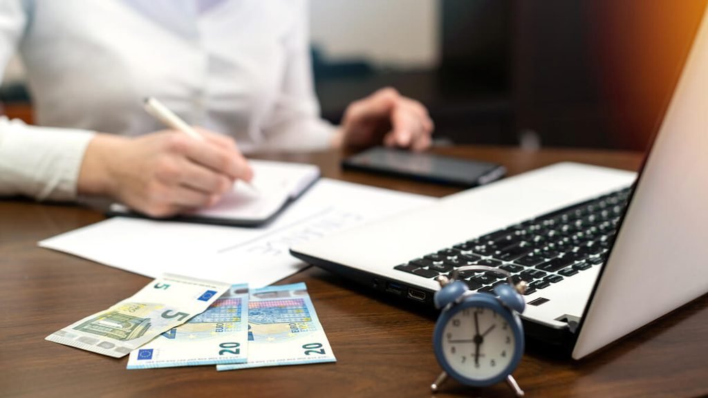 Calendrier illustrant le calcul du différé d'indemnisation de France Travail après la rupture.