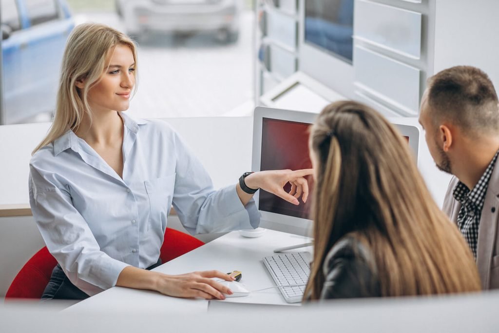 Client en agence bancaire échangeant avec son conseiller pour signaler une opération financière anormale.