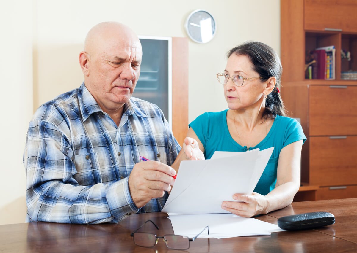 Personne rédigeant un testament olographe pour léguer ses biens hors du cadre familial.