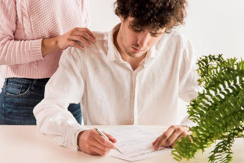 Pièces administratives et justificatifs de domicile réunis pour un dossier de mariage en mairie.